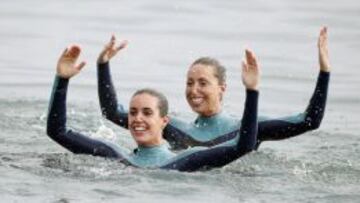  Las nadadoras Gemma Mengual (derecha) y Ona Carbonell, estrenan el a&ntilde;o ol&iacute;mpico con una coreograf&iacute;a de nataci&oacute;n sincronizada, hecha por primera vez en el mar, en la playa de San Sebasti&aacute;n de Barcelona.