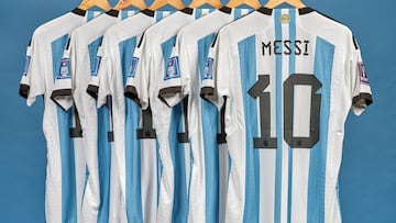 USA1323. NUEVA YORK (NY, EEUU), 14/12/2023.- Fotografía cedida por Sotheby's donde se muestran las seis camisetas que Lionel Messi vistió en el último mundial de Qatar 2022 y con las que ganó su primera Copa del Mundo. Seis camisetas llevadas por el futbolista argentino Lionel Messi en el Mundial de Qatar 2022 fueron vendidas este jueves en la casa de subastas neoyorquina Sotheby's por siete millones ochocientos tres mil dólares. EFE/Sotheby's /SOLO USO EDITORIAL /NO VENTAS /SOLO DISPONIBLE PARA ILUSTRAR LA NOTICIA QUE ACOMPAÑA /CRÉDITO OBLIGATORIO
