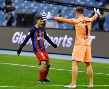 Pedri y Marc-André ter Stegen celebran la victoria en los penaltis y el pase a la final de la SuperCopa.