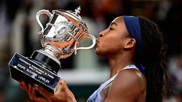Coco Gauff besa el trofeo de campeona de Roland Garros.