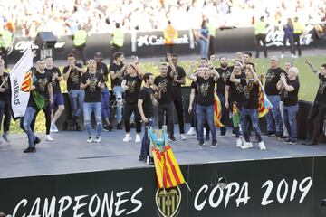 Valencia streets packed as fans celebrate with Copa del Rey winning team