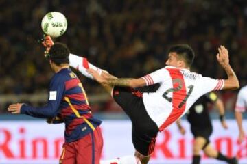 Leonel Vangioni intenta controlar el balón ante Neymar.