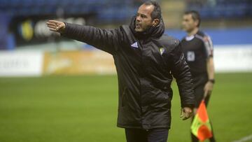 Álvaro Cervera, técnico del Cádiz, durante un partido de LaLiga 1|2|3.