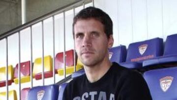 <b>EN CASA. </b>Javi Barral, en la grada del Pedro Escartín.