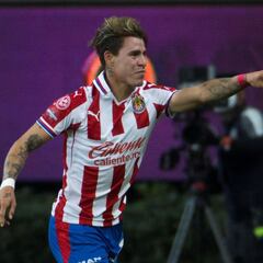 Chivas sufre, pero derrota al América en la ida de cuartos del final