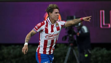 Cuando el “Chicote” patea y la bola viaja, la tensión puede sentirse en el estadio de Chivas. Cuando el vuelo de Ochoa resulta inútil y las redes se mueven, el grito explota.