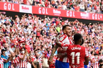 Angel Correa celebra el 1-0 con sus compañeros. 