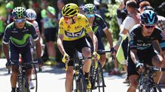 Chris Froome mira a Nairo Quintana durante la subida al Mont Ventoux.