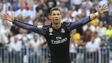 GRA321. M&Aacute;LAGA. 21/05/2017.- El delantero portugu&eacute;s del Madrid Cristiano Ronaldo celebra su gol, primero del equipo ante el M&aacute;laga CF, durante el partido de la &uacute;ltima jornada de Liga en Primera Divisi&oacute;n que se juega hoy 