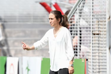 La actual entrenadora del Athletic Club de Bilbao femenino se retiró como futbolista en 2017, tras haber disputado 400 partidos en los que anotó 64 goles. Fue la primera jugadora en llegar a 100 partidos con la camiseta rojiblanca. Pasó una temporada en Estados Unidos, en el Florida State University. A lo largo de estos años, la bilbaína consiguió cuatro títulos de Liga.