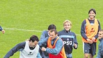 <b>BUEN AMBIENTE</b>. En un momento de relax, Gica Craioveanu simuló, entre risas, una pelea con Pulido, imitando el reciente rifirrafe que mantuvieron Puyol y Vicente el lunes en la Selección.