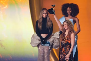 Shakira brilló y bailó en los Premios Grammy