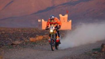 <b>CON FIRMEZA</b>. A pesar de una jornada muy difícil, debido a una tormenta de arena, el piloto ha superado a todos sus rivales.