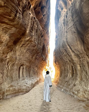 Cristiano Ronaldo y su novia, Georgina Rodríguez han realizad días atrás una romántica escapada al al desierto de Arabia Saudí. El complejo donde se han hospedado se llama Banyan Tree AlUla siendo uno de los destinos turísticos de Arabia Saudí más solicitados por personas de alto standing, ya que el precio por noche para dos personas oscina entre los 5.000 y los 10.000 euros.