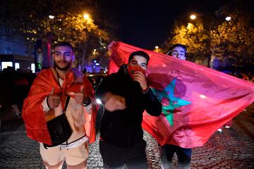 Miles de aficionados celebran el pase a cuartos por las calles de París. 