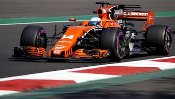 MEX100. CIUDAD DE M&Eacute;XICO (M&Eacute;XICO), 27/10/2017.- El piloto espa&ntilde;ol Fernando Alonso, de la escuder&iacute;a McLaren, en acci&oacute;n hoy, viernes 27 de octubre de 2017, durante la segunda prueba de reconocimiento para el Gran Premio de M&eacute;xico que se celebrara el pr&oacute;ximo domingo en el Aut&oacute;dromo Hermanos Rodriguez en Ciudad de M&eacute;xico (M&eacute;xico). EFE/Ulises Ruiz Basurto