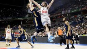Sergio Llull tapona a Niels Giffey.