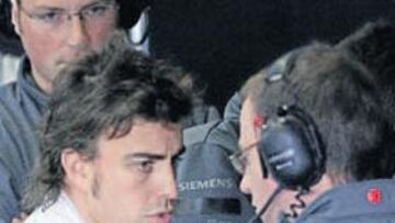 <b>CON LOS TÉCNICOS. </b>El asturiano realiza ahora un esfuerzo oscuro, pero efectivo, con sus ingenieros.