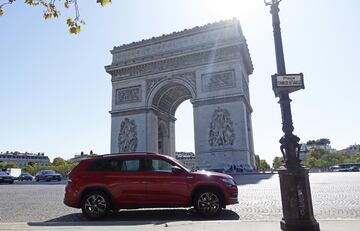 El coche en París preparado para el regreso a casa.
