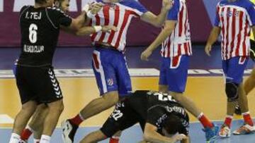 <b>TÁNGANA. </b>Gojun repele a Karabatic, y Tej se mete por medio.