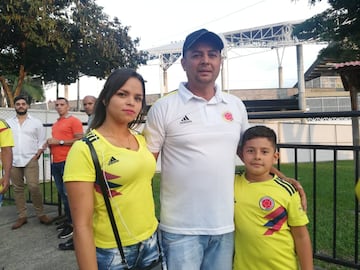 Los aficionados acuden al estadio Hernán Ramírez Villegas para el partido de Colombia frente a Venezuela por la cuarta fecha del Torneo Preolímpico.