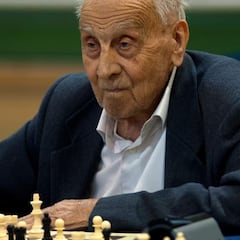 El ajedrecista más longevo del mundo; 104 años y en activo: “No fumes ni bebas”