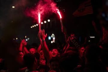 Cientos de aficionados del Ftbol Club Barcelona celebran en la fuente de Canaletas, uno de los lugares emblemticos de la ciudad, la conquista de LaLiga 2025 tras la victoria 2-0 sobre el RCD Espanyol.