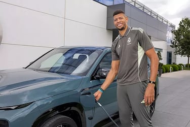 La plantilla del Real Madrid Baloncesto recibe sus nuevos coches