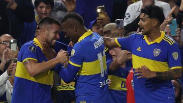 Boca Juniors' defender Marcelo Weigandt (L) celebrates with Boca Juniors' Peruvian defender Luis Advincula (C) and Boca Juniors' midfielder Cristian Medina (R) after scoring during the Copa Libertadores group stage second leg football match between Argentina's Boca Juniors and Chile's Colo Colo at La Bombonera stadium in Buenos Aires on June 6, 2023. (Photo by ALEJANDRO PAGNI / AFP)