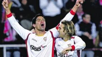 <b>DECISIVO. </b>Renato y Capel celebran el gol del Sevilla que derrotó al Numancia anoche en el Pizjuán.