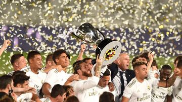 MADRID, SPAIN - JULY 16: Sergio Ramos the Madrid captain lifts the La Liga trophy during the Liga match between Real Madrid CF and Villarreal CF at Estadio Alfredo Di Stefano on July 16, 2020 in Madrid, Spain. (Photo by Denis Doyle/Getty Images)
