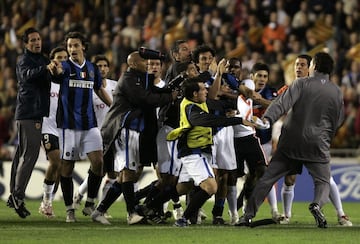 David Navarro le pega un puñetazo a Burdisso en un Valencia-Inter de Champions en 2007.