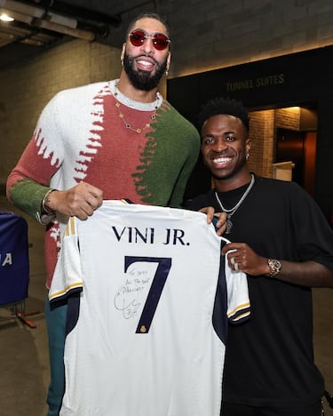 El jugador de los Lakers, Anthony Davis, posa junto al delantero del Real Madrid, Vinicius.