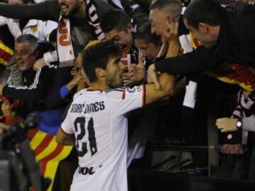 André Gomes celebrando un gol.