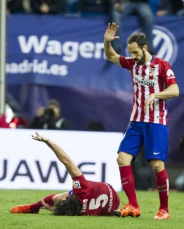 28/11/15  FUTBOL PRIMERA DIVISION LIGA BBVA
Momento de la lesión de Tiago.