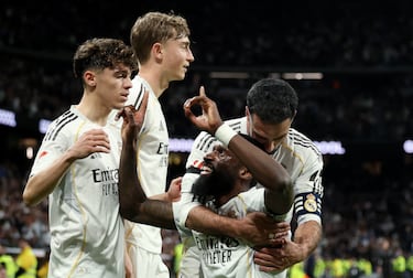 1-0. Antonio Rüdiger celebra el tanto con sus compañeros.