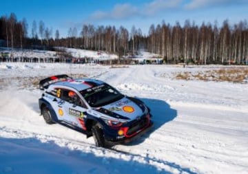 Thierry Neuville y su copiloto Nicolas Gilsoul 