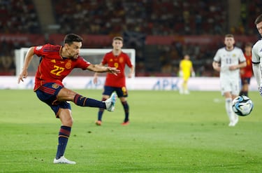 Centro lateral de Navas desde la derecha, que recoge Morata y anota de cabeza