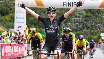 Annette Edmondson celebra su victoria en la primera etapa del Santos Women&#039;s Tour, la edici&oacute;n femenina del Tour Down Under.