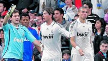 <b>EXPULSIÓN. </b>Casillas y Ramos pedían a Pepe que se fuera del campo.