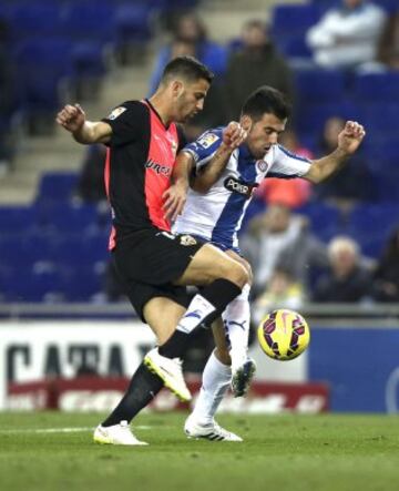 Juan Fuentes disputa un balón con Edgar Méndez.