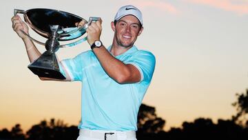 Rory McIlroy posa con el trofeo de la FedExCup tras ganar en el desempate el Tour Championship.