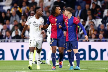 El jugador del Barcelona nacido en  Los Palacios y Villafranca salió al terreno de juego en el tramo final del encuentro, pero tuvo tiempo suficiente para tener sus tiranteces con el delantero brasileño del Real Madrid. "¡4-0, 4-0!", le dijo Gavi a Vinicius en varias ocasiones, haciéndole el gesto con la mano.