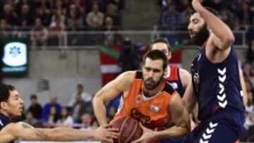 Fernando San Emeterio trata de superar a Bourousis.