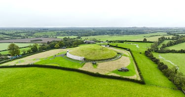 El 'Palacio del Boyne' es un complejo arqueológico situado en Irlanda, en el condado de Meath. Se trata de una necrópolis prehistórica anterior a Stonehenge en unos mil años. Fue construida para enterrar a los miembros más relevantes de la sociedad tribal.