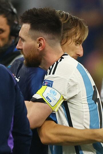 La Albiceleste celebra por todo alto la clasificación la victoria y la clasificación para la final. En la imagen, Messi y Modric tras terminar el partido.