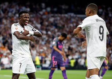 Vinicius y Mbappé celebran el cuarto gol