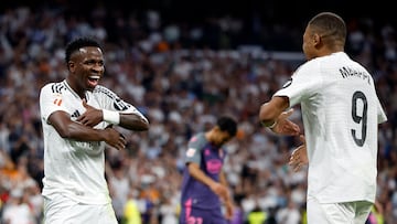 Soccer Football - LaLiga - Real Madrid v Espanyol - Santiago Bernabeu, Madrid, Spain - September 21, 2024 Real Madrid's Vinicius Junior celebrates scoring their third goal with Kylian Mbappe REUTERS/Juan Medina