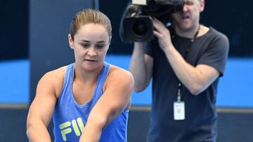 Ashleigh Barty golpea una bola durante un evento en el Pat Rafter Arena de Brisbane, Australia.