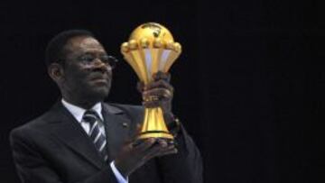Teodoro Obiang sujeta la Copa de África.